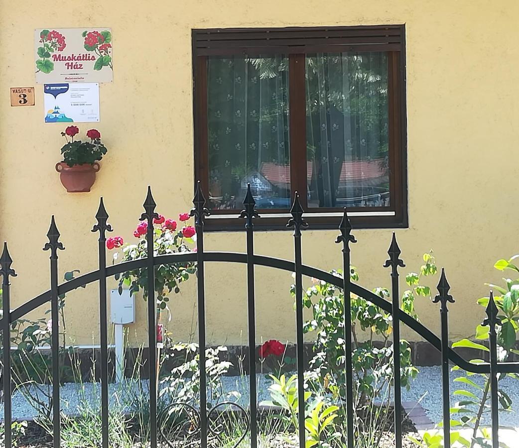 Muskatlis Haz Apartment Balatonlelle Exterior photo